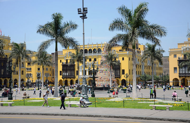 Praça no centro histórico, em frente ao palácio.